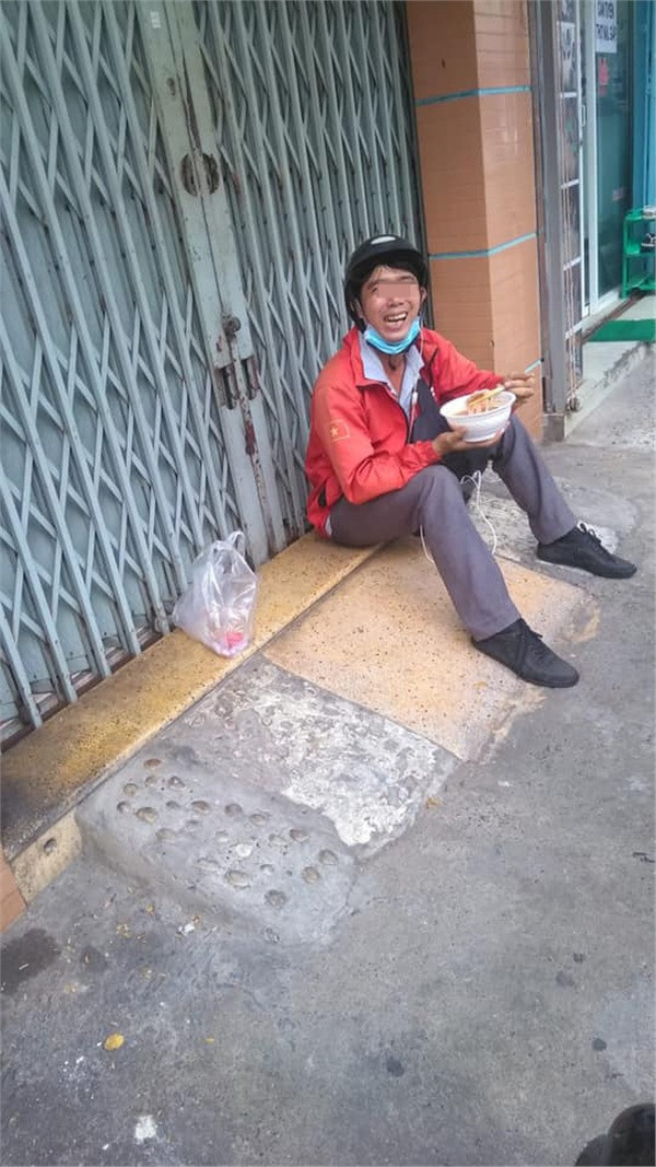 "Thôi coi như là mình tự cho mình ăn một bữa ngon. Chứ bình thường với số tiền này anh ăn được hơn 1 ngày em à" - Một nam shipper từng lạc quan chia sẻ.