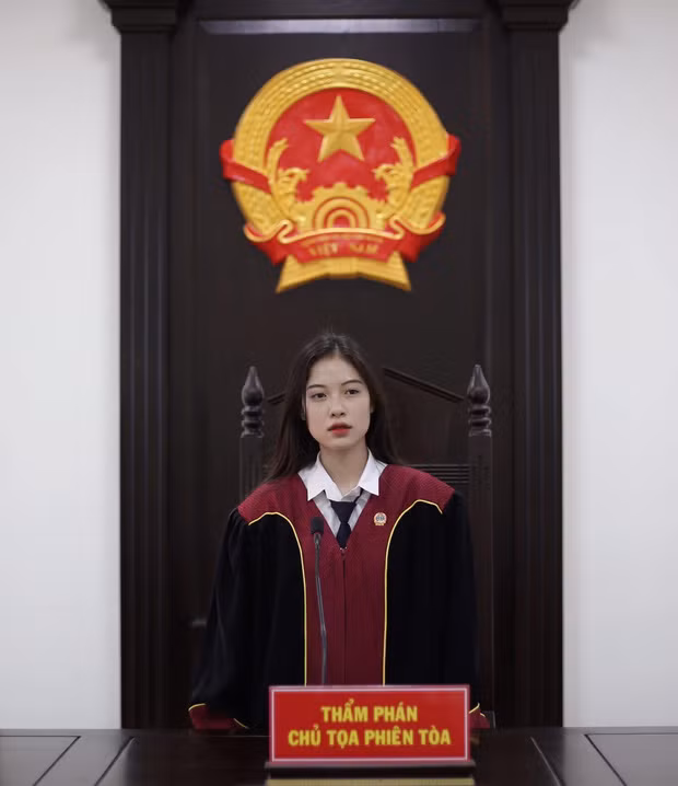 Xuất hiện trong bộ trang phục chủ tọa, nữ chính nổi bật với nhan sắc xinh xắn, gương mặt thanh tú dù chỉ trang điểm nhẹ nhàng. Ngay lập tức cư dân mạng đặt biệt danh cho cô nàng là hot girl Thẩm phán.