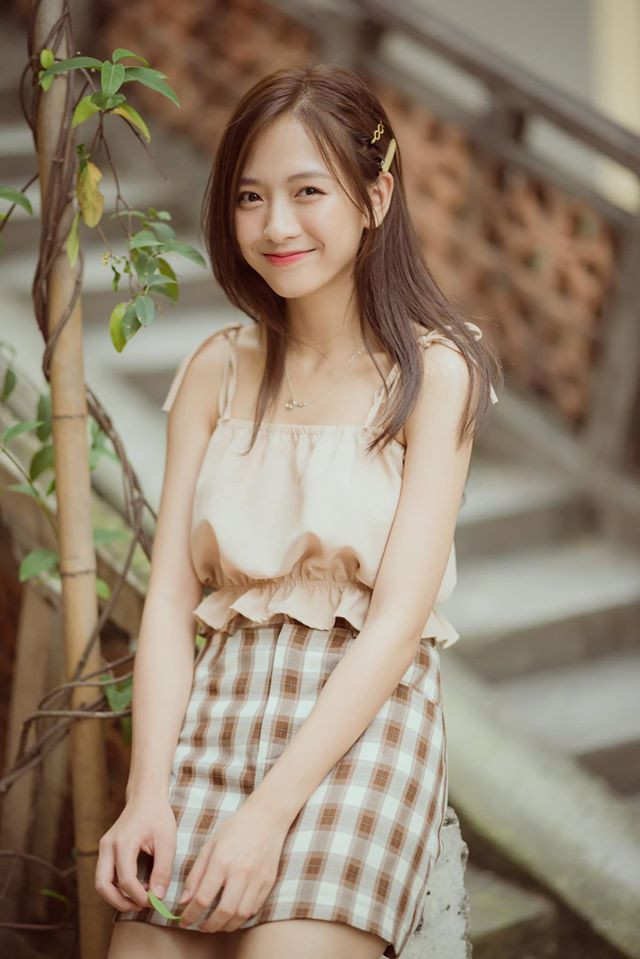 Cô nàng cũng thừa nhận bản thân khá điệu đà, tính cách nhẹ nhàng và thích phong cách ăn mặc "bánh bèo".