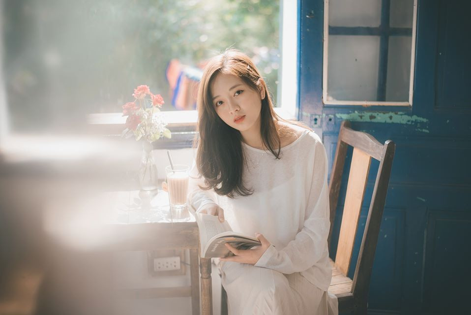 Nhờ ngoại hình xinh đẹp nên Linh bén duyên với nghề mẫu ảnh. Thế nhưng nữ sinh quê Phú Thọ cho hay chỉ khi có thời gian mới nhận lời mời đi chụp bởi đối với cô, việc học vẫn là ưu tiên hàng đầu.