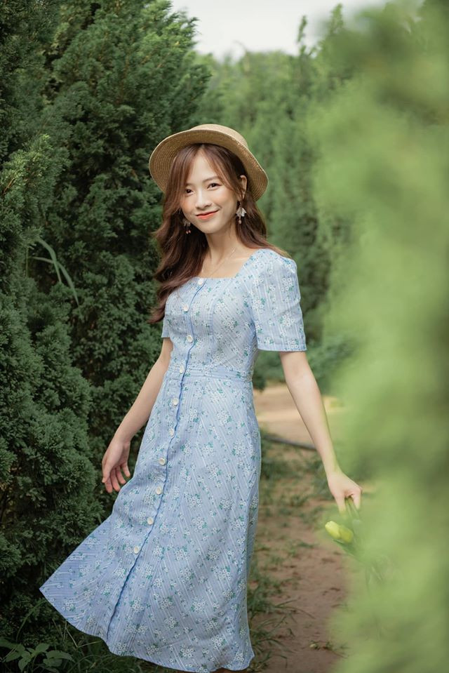 Hoài Linh sở hữu nhan sắc trong veo, được dân mạng ví như sương sớm, các nét trên gương mặt hài hòa, nhẹ nhàng, gây được thiện cảm cho người đối diện.