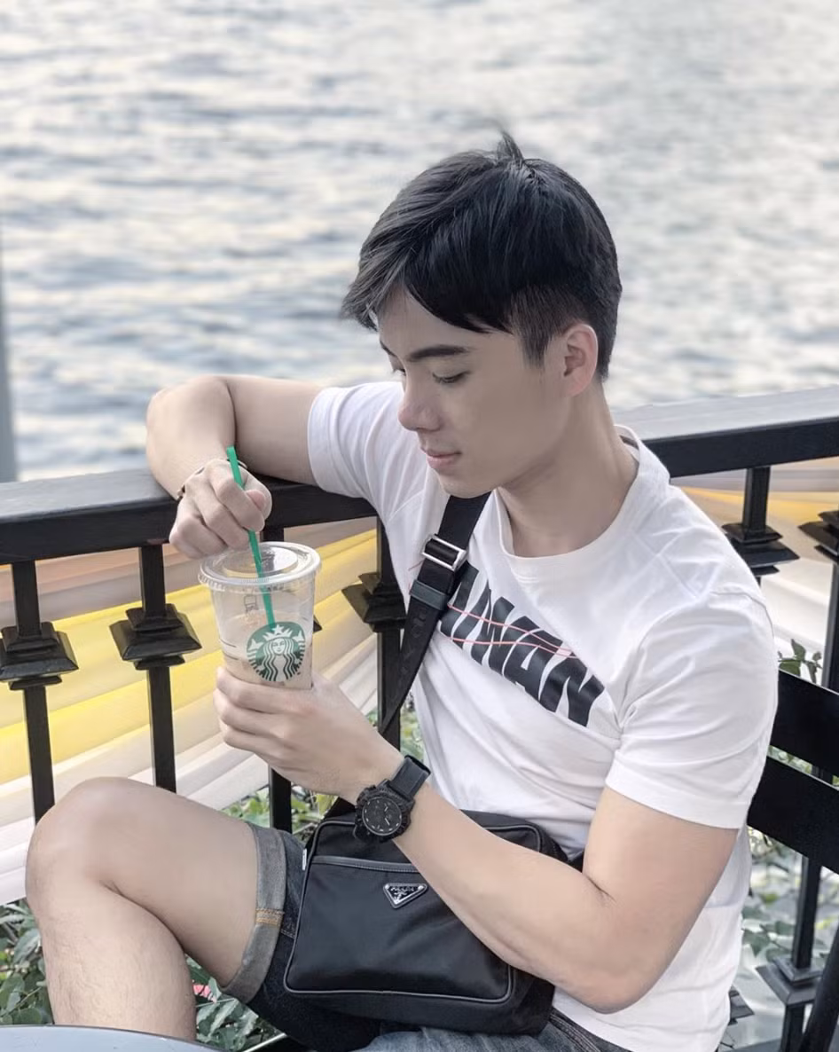 Soki tốt nghiệp Học viện Nghệ thuật NAFA và có ước mơ trở thành diễn viên hài nổi tiếng.