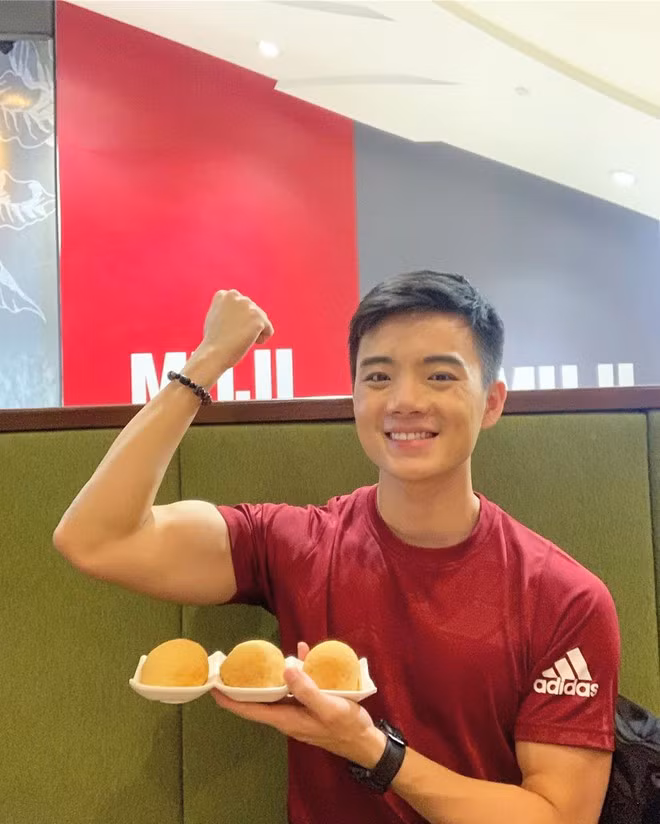 Soki Wu cho biết clip đang nổi tiếng trên mạng xã hội là một phút ngẫu hứng của anh mà thôi. "Vì khi không có khách, đứng một chỗ cũng chán nên tôi muốn làm gì đó vui nhộn một chút. Tôi thích làm những điều chưa có ai làm trước đây" - hot boy 9x chia sẻ.