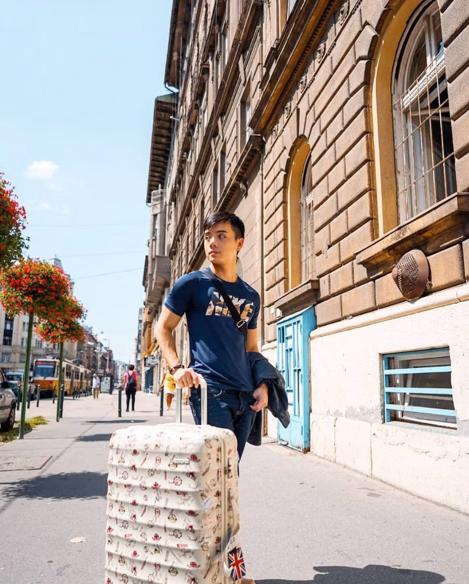 Được biết, hot boy Singapore xuất hiện trong clip là Soki Wu (28 tuổi) chủ một cửa hàng cơm gà.