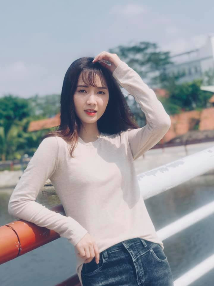 Nổi lên nhờ ca khúc "Duyên phận" thuộc dòng nhạc Bolero nhưng khi theo con đường ca hát chuyên nghiệp, ca sĩ Jang Mi lại quyết định chọn nhạc trẻ. Chính điều này đã khiến cô vấp phải những phản ứng trái chiều của khán giả.