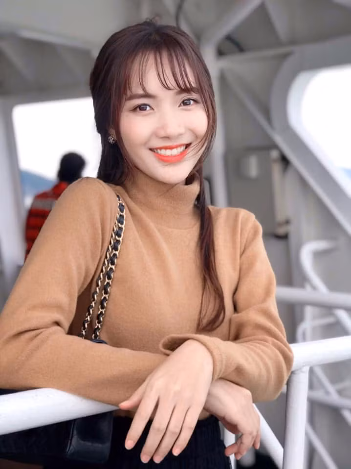 Nhờ đoạn clip hát trên xe buýt, Jang Mi thu hút được sự quan tâm của cộng đồng mạng khi sở hữu ngoại hình xinh đẹp cùng giọng hát Bolero ngọt ngào. Nhờ đó, cô nàng được ưu ái đặt cho cái tên "Thánh nữ Bolero".