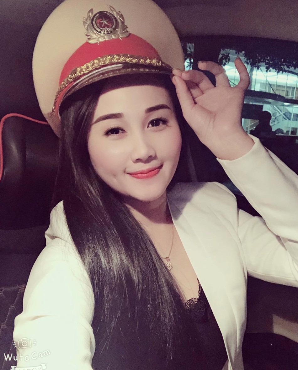 Ngọc Quyên và Nguyễn Tiến Linh quen nhau từ năm 2017 và chính thức công khai tình cảm vào cuối năm đó sau 5 tháng tìm hiểu. Trên trang cá nhân, tiền đạo khoác áo Becamex Bình Dương thường xuyên thể hiện tình cảm say đắm với bạn gái.