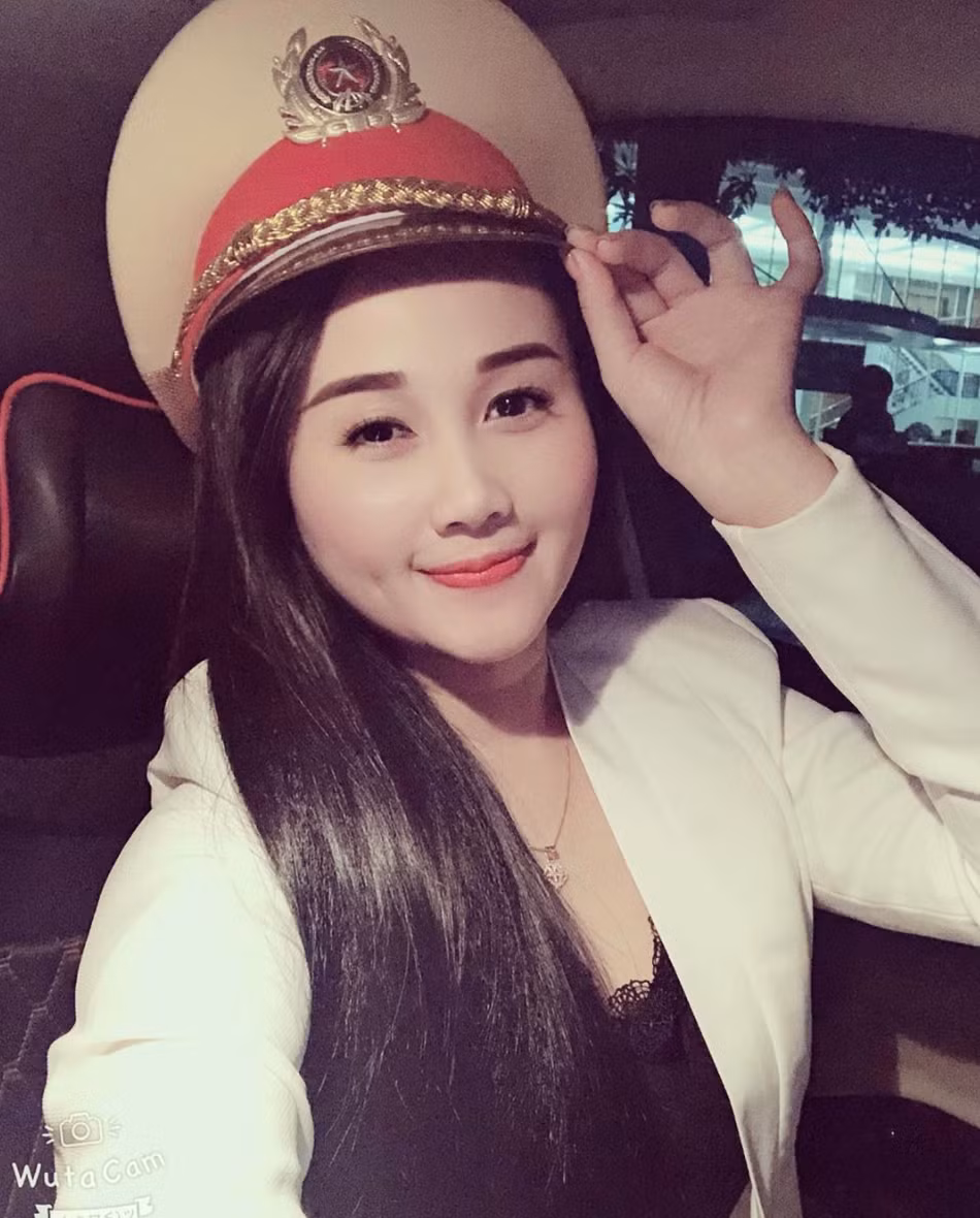 Ngọc Quyên và Nguyễn Tiến Linh quen nhau từ năm 2017 và chính thức công khai tình cảm vào cuối năm đó sau 5 tháng tìm hiểu. Trên trang cá nhân, tiền đạo khoác áo Becamex Bình Dương thường xuyên thể hiện tình cảm say đắm với bạn gái.