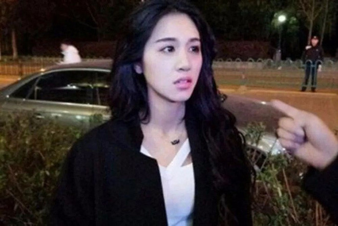 Sau sự cố, Hoằng Dĩ Mạt lên tiếng giải thích, cho biết không hề biết người đàn ông kia đã có vợ. Cô đã cố gắng đổi số điện thoại, chuyển nhà, cắt đứt mọi liên hệ để không còn cảm thấy áy náy.