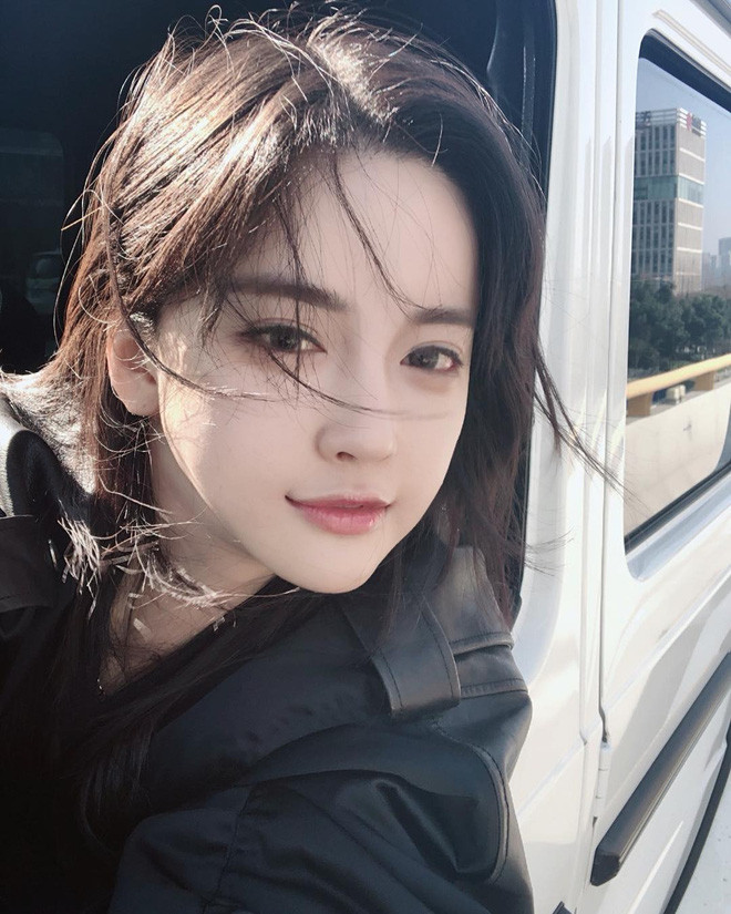 Để sở hữu nhan sắc xinh đẹp, cô gái này đã chi hơn 20 tỷ để phẫu thuật thẩm mỹ. Tuy nhiên mới đây, cô nàng vẫn bị dân mạng "bóc phốt" sử dụng phần mềm chỉnh ảnh quá đà bởi bên ngoài trông không nuột nà như trong hình.