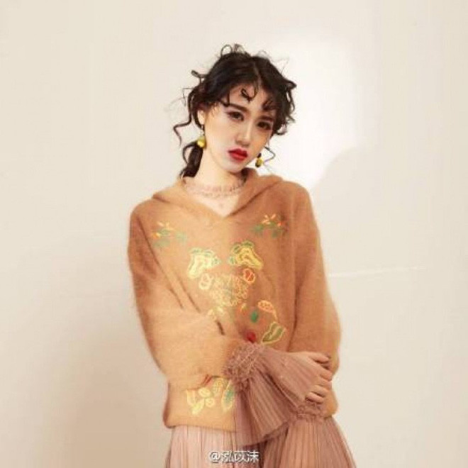 Sự việc chìm vào quên lãng thì Hoằng Dĩ Mạt bất ngờ phủ sóng mạng xã hội với vai trò streamer. Lượt theo dõi cô nàng tăng lên chóng mặt.