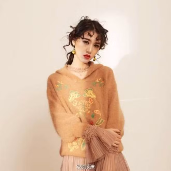 Sự việc chìm vào quên lãng thì Hoằng Dĩ Mạt bất ngờ phủ sóng mạng xã hội với vai trò streamer. Lượt theo dõi cô nàng tăng lên chóng mặt.