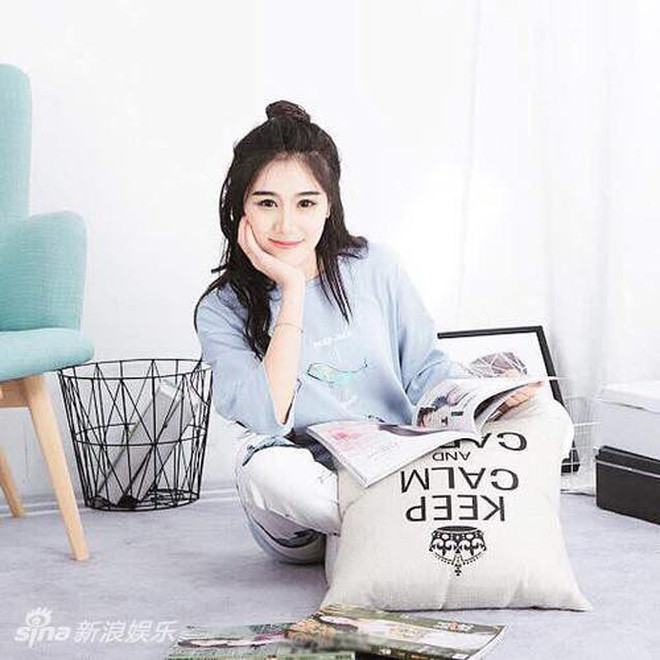 Hoằng Dĩ Mạt, một hot girl nổi lên nhờ clip đánh ghen. Sau khi bị người vợ dằn mặt giữa phố, cô nàng là tâm điểm chỉ trích của cộng đồng mạng. Thế nhưng bên cạnh đó cũng có người khen ngợi rằng "Tuesday" này sở hữu nhan sắc không phải dạng vừa.