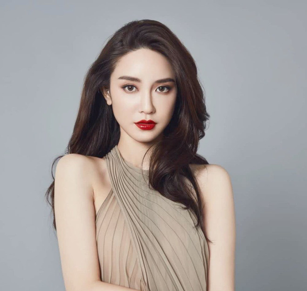 Hot girl đình đám Trung Quốc sở hữu ngoại hình xinh đẹp, cuốn hút. Trước khi bị tố là "tiểu tam", cô nàng được dân mạng ngưỡng mộ vì tài giỏi, khí chất hơn người.