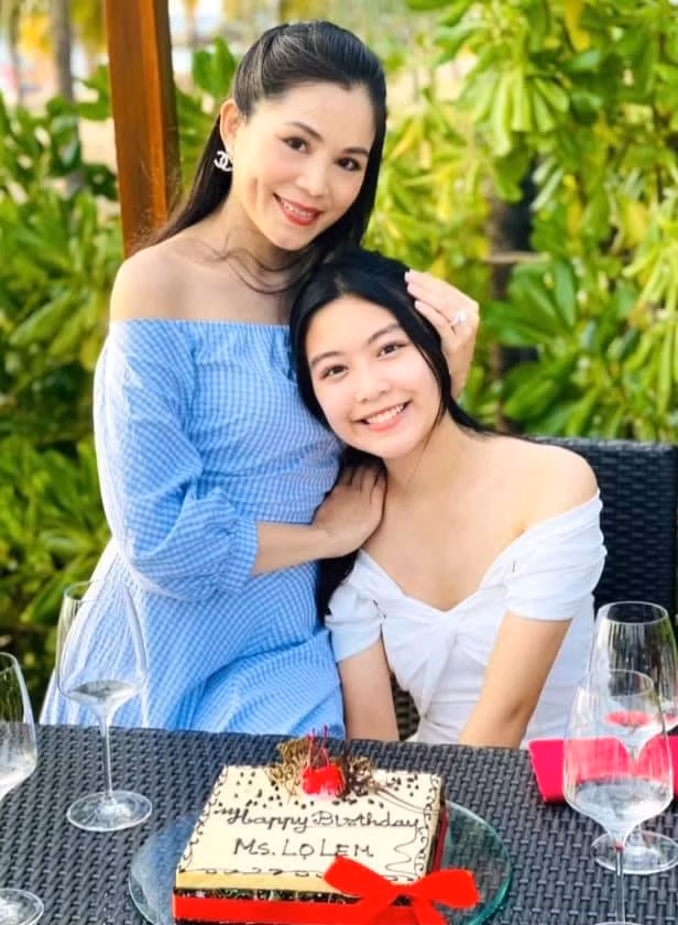 Lọ Lem - cô con gái đầu nhà Quyền Linh chụp ảnh cùng mẹ.