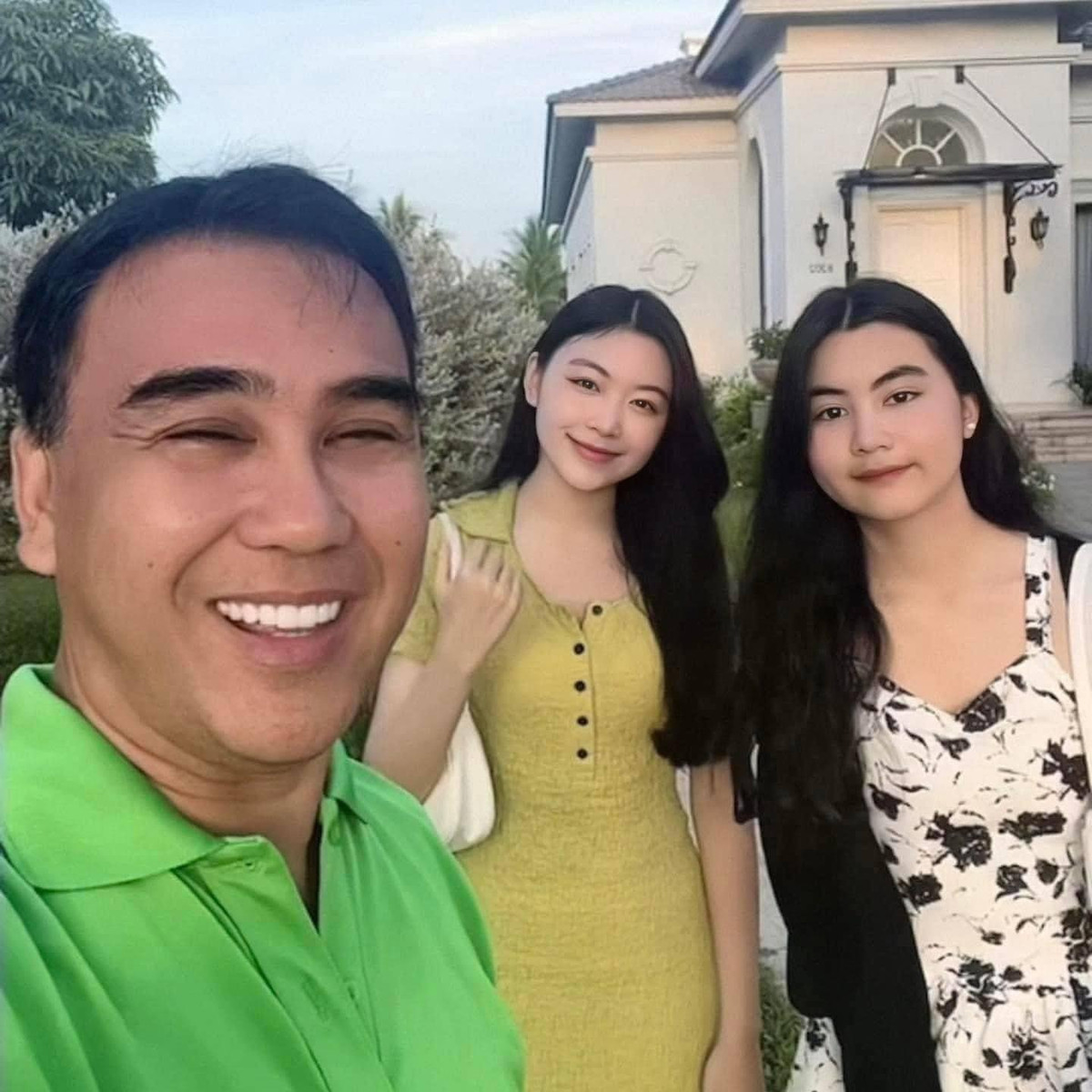 Công chúng không ít lần ngợi khen vợ chồng Quyền Linh giản dị, khéo léo, nhân hậu nên sinh con cái thừa hưởng phúc đức của cha mẹ.