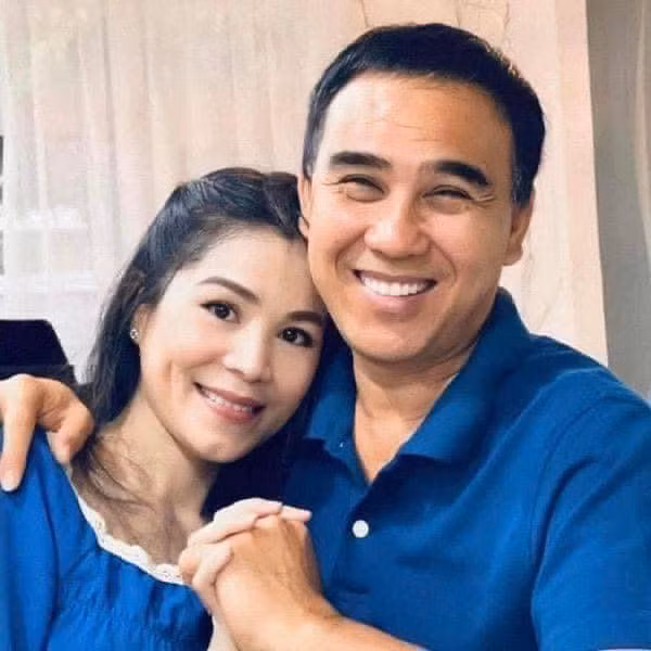 Sau kết hôn gần 20 năm, cuộc sống hiện tại của gia đình nam MC rất hạnh phúc cùng hai cô con gái xinh đẹp, giỏi giang.