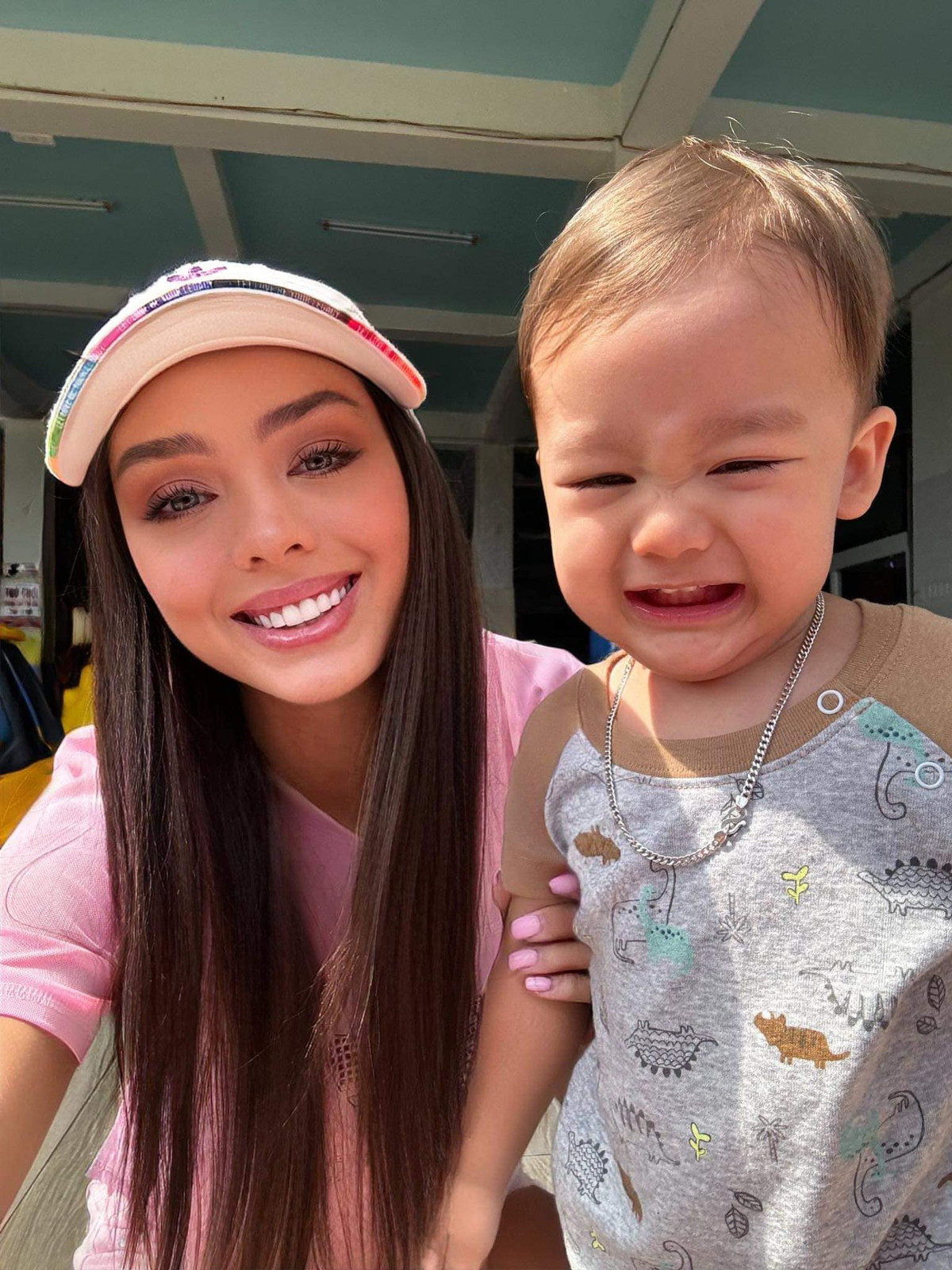 Trên trang cá nhân, cô nàng thường đăng tải hình ảnh cuộc sống viên mãn bên chồng và con trai kháu khỉnh.