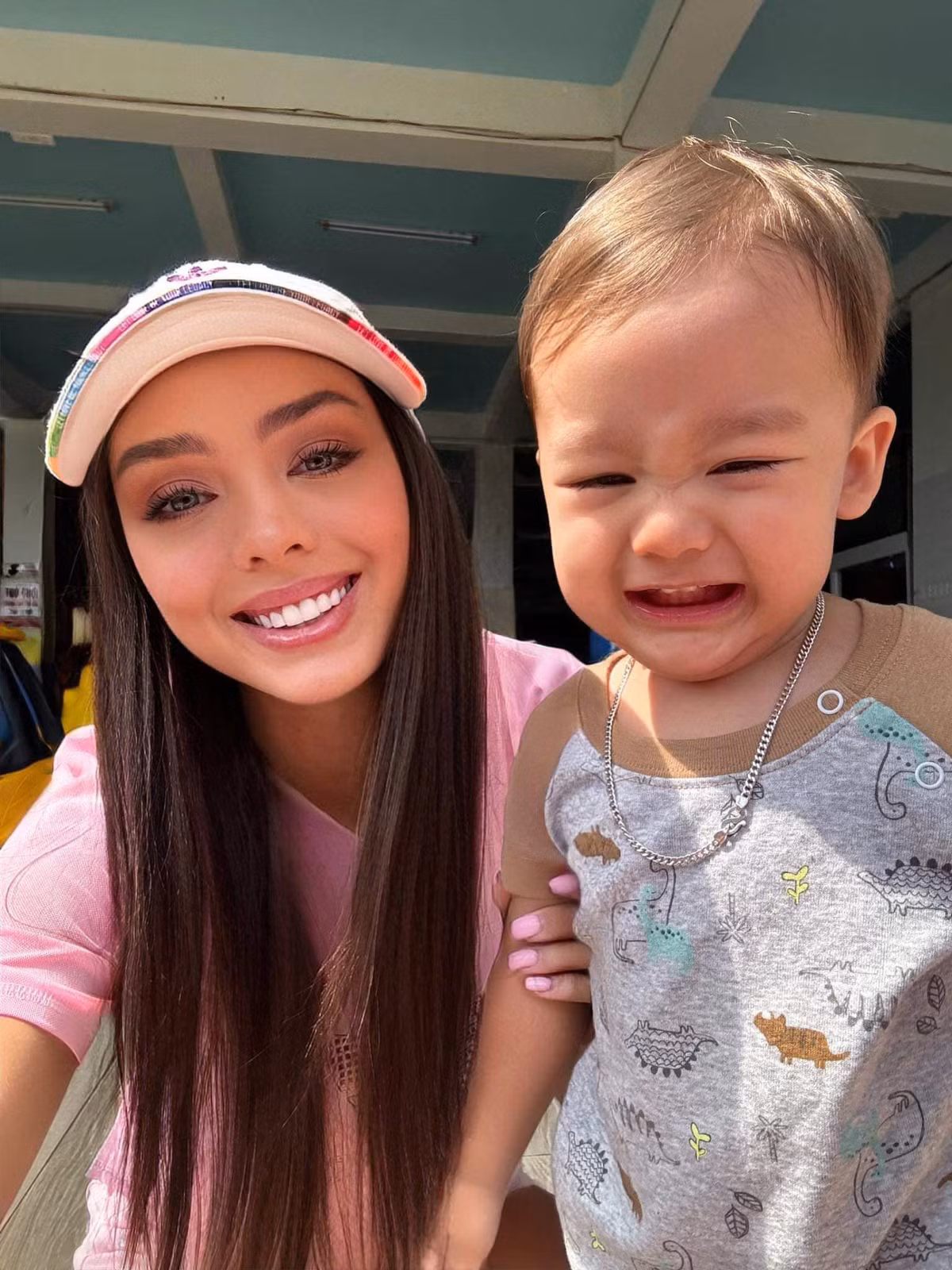 Trên trang cá nhân, cô nàng thường đăng tải hình ảnh cuộc sống viên mãn bên chồng và con trai kháu khỉnh.