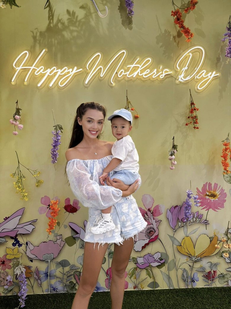 Sau khi sinh em bé, nàng mẫu nhanh chóng lấy lại thân hình cân đối nhờ có chế độ ăn uống hợp lý cùng tập luyện nghiêm khác.