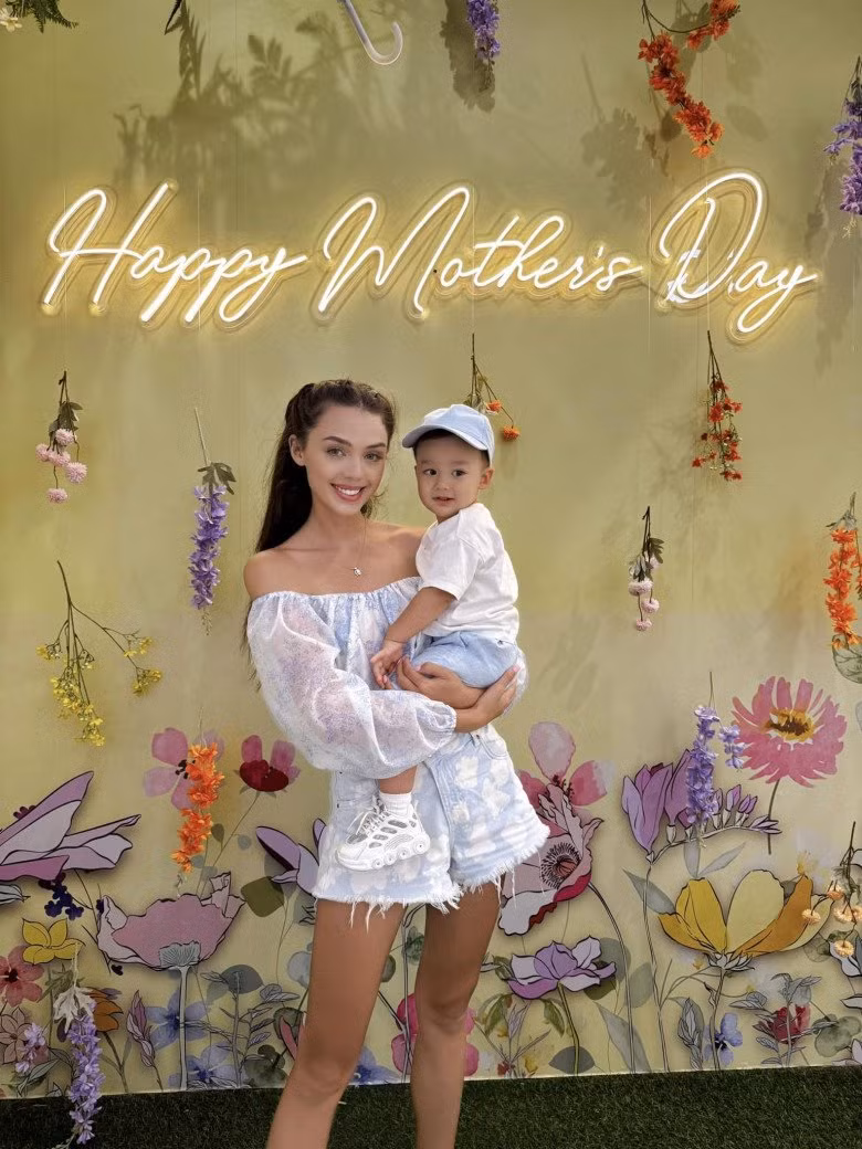 Sau khi sinh em bé, nàng mẫu nhanh chóng lấy lại thân hình cân đối nhờ có chế độ ăn uống hợp lý cùng tập luyện nghiêm khác.