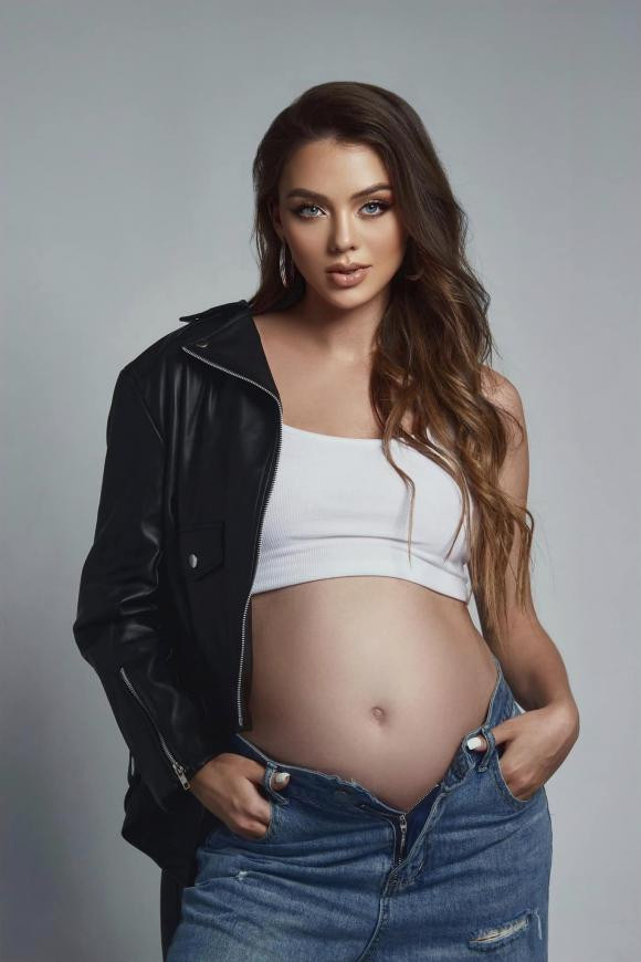 Trong thời kỳ mang bầu, bà xã Bùi Tiến Dũng vẫn giữ được vóc dáng thanh mảnh, gọn gàng, chỉ có phần bụng là nhô ra.