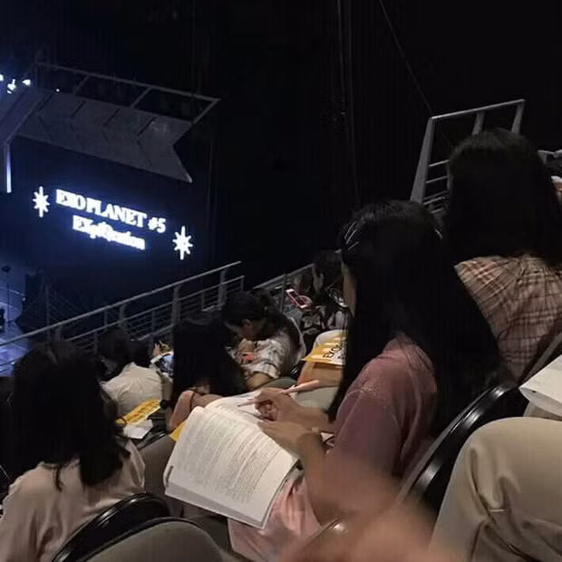 Hoc bai giua liveshow cua than tuong, nu sinh gay sot MXH