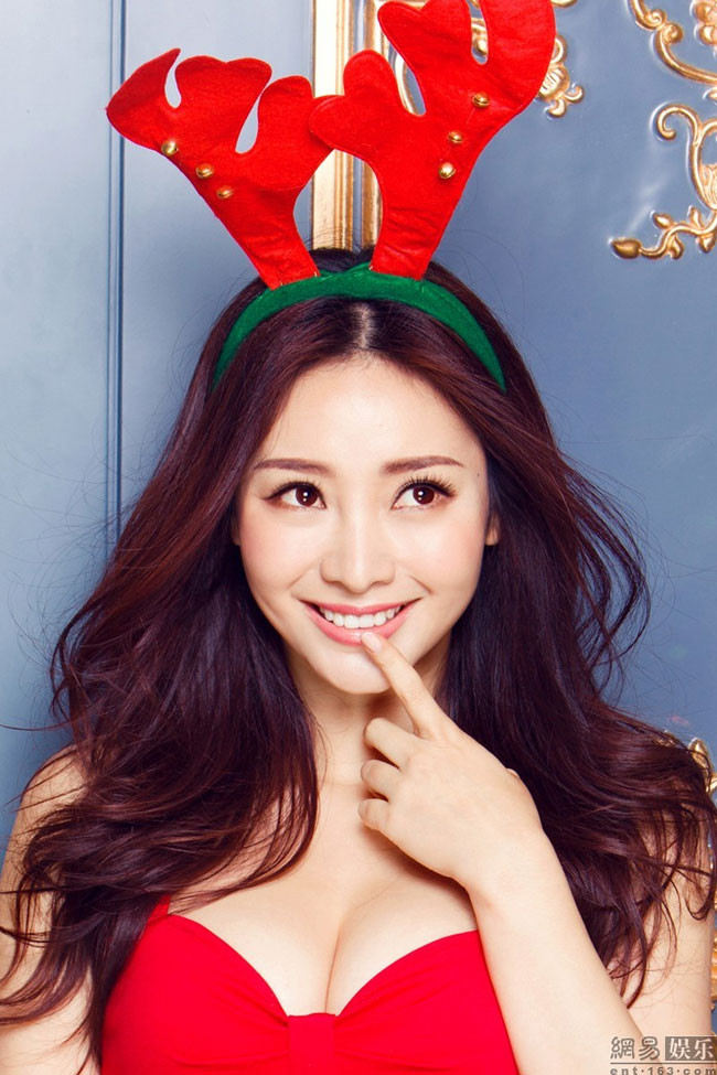 Nhiều người nhận xét, có lẽ do được sống một cuộc sống không vướng bận là lý do giúp Liễu Nham duy trì được vẻ ngoài trẻ trung lâu dài. Bản thân người đẹp cũng cho biết thêm, dù xảy ra bất cứ chuyện gì, cô đều cố gắng giữ tinh thần vui vẻ, thoải mái và suy nghĩ mọi thứ theo chiều hướng tích cực.