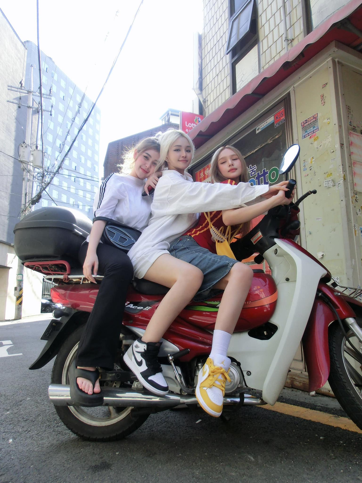 Hội bạn của Xoài Non ai cũng xinh đẹp, mỗi người mỗi vẻ.