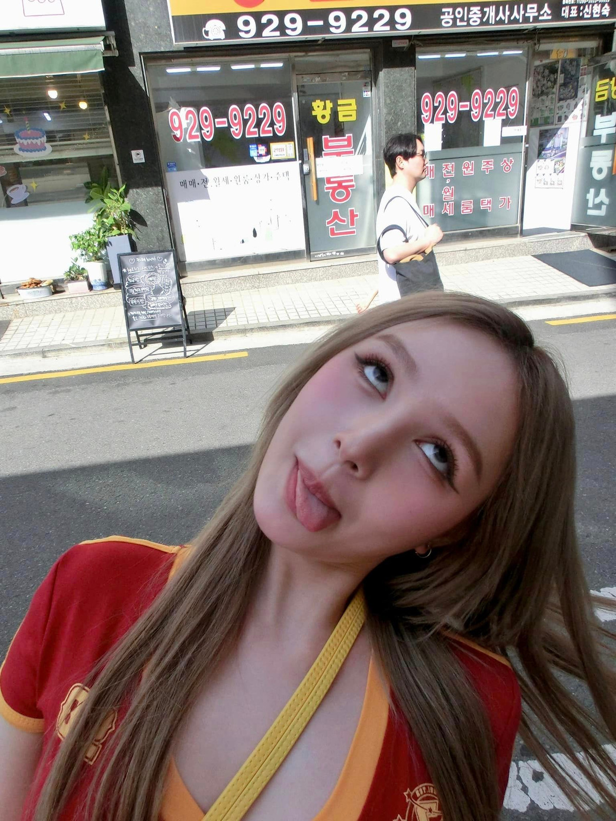 Đôi lúc cô nàng cũng thể hiện nét vui tươi, tinh nghịch đúng với lứa tuổi của mình.