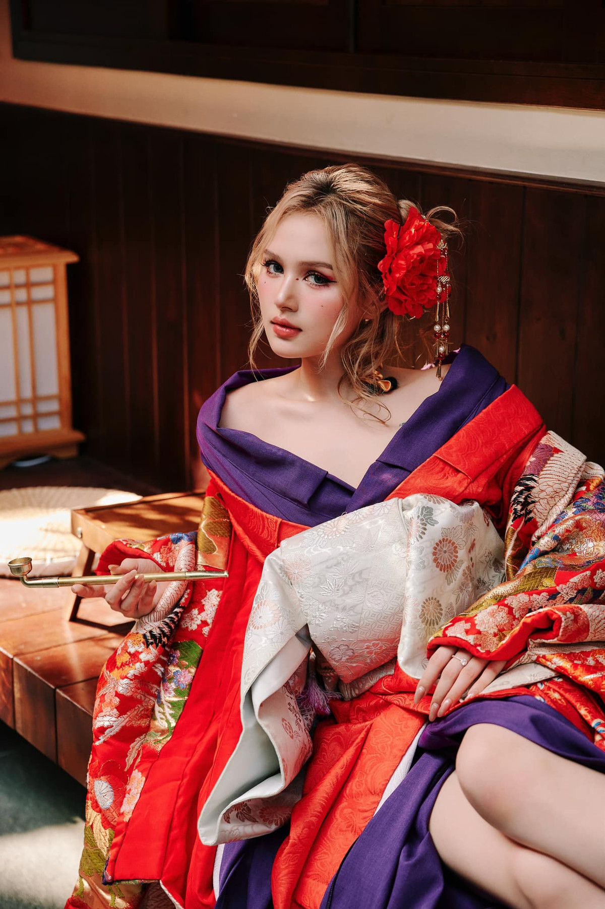 Cô nàng mặc trang phục truyền thống Nhật Bản, cùng lối trang điểm của xứ hoa anh đào.