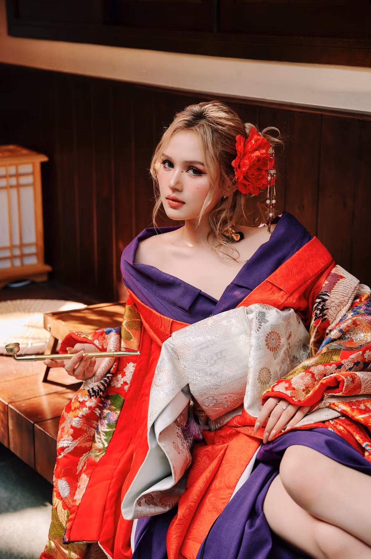 Cô nàng mặc trang phục truyền thống Nhật Bản, cùng lối trang điểm của xứ hoa anh đào.