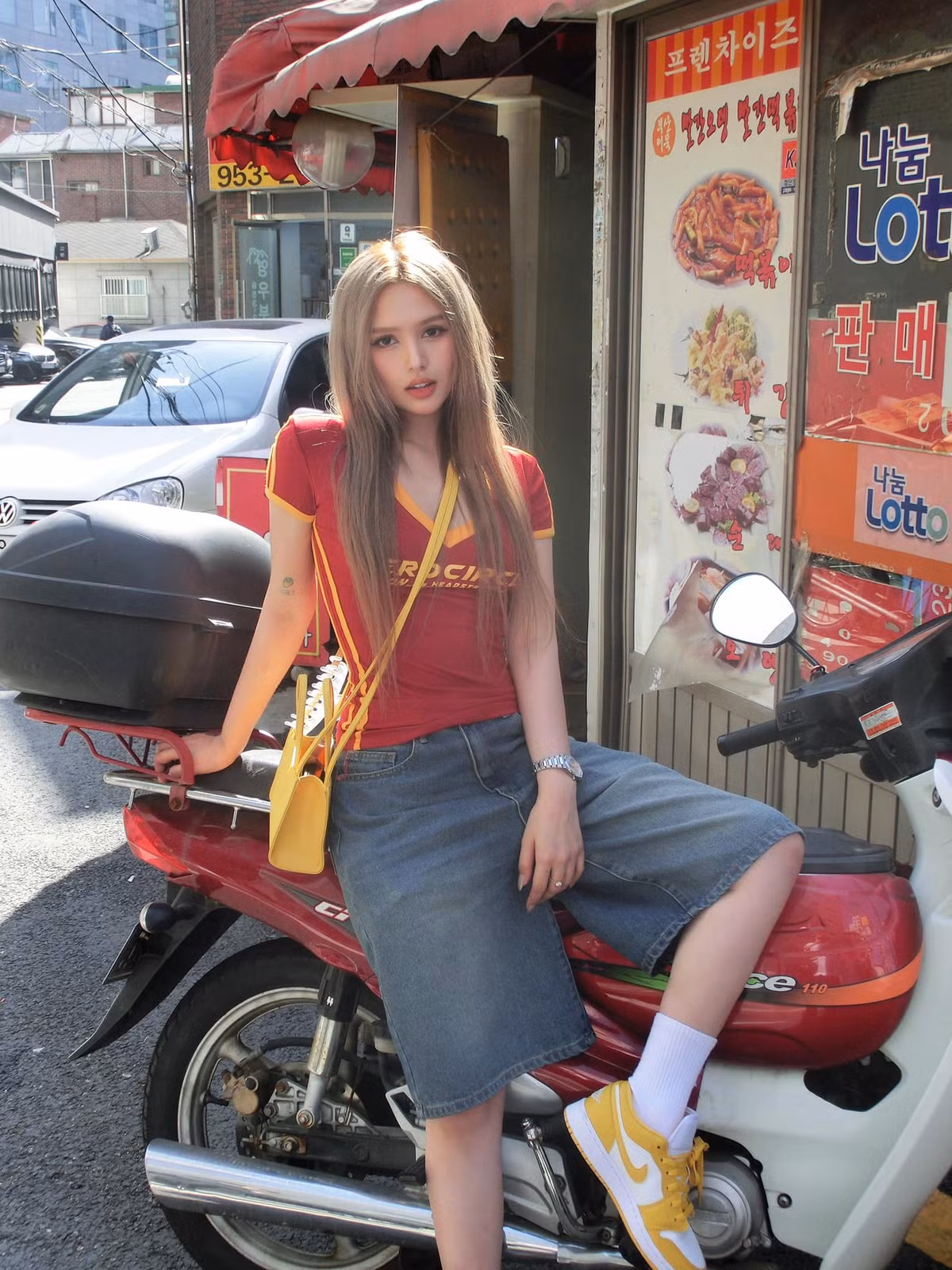 Không còn diện những cắt xẻ táo bạo, trong bộ ảnh mới chụp với bạn, Xoài Non diện outfit cực cá tính. Diện chiếc quần ngố jean, kết hợp với dáng áo baby tee cổ V màu đỏ, giày và túi màu vàng, cô nàng trông có vẻ hơi "ngổ ngáo" và quậy.