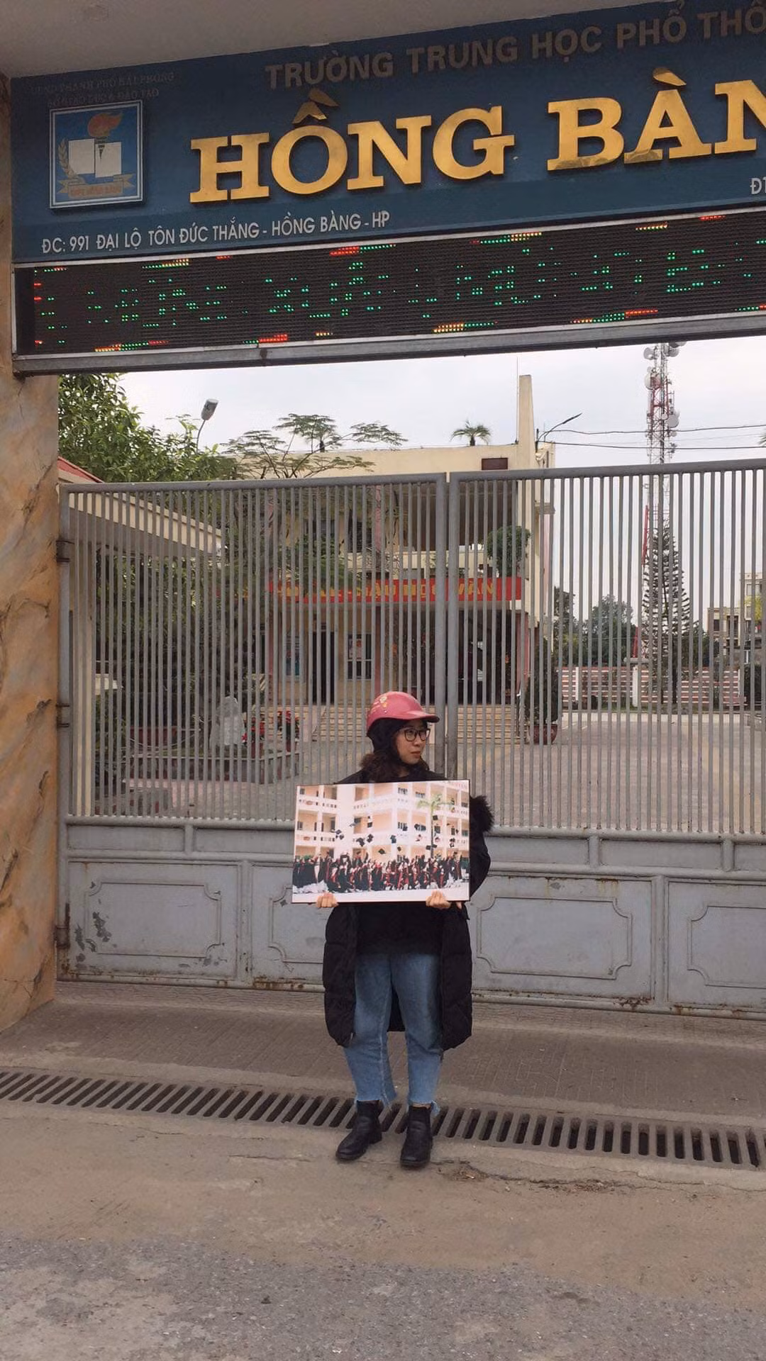 Chạm đáy nỗi đau, một mình đến dự buổi họp lớp mang theo bức ảnh của tập thể cho bớt phần cô đơn.