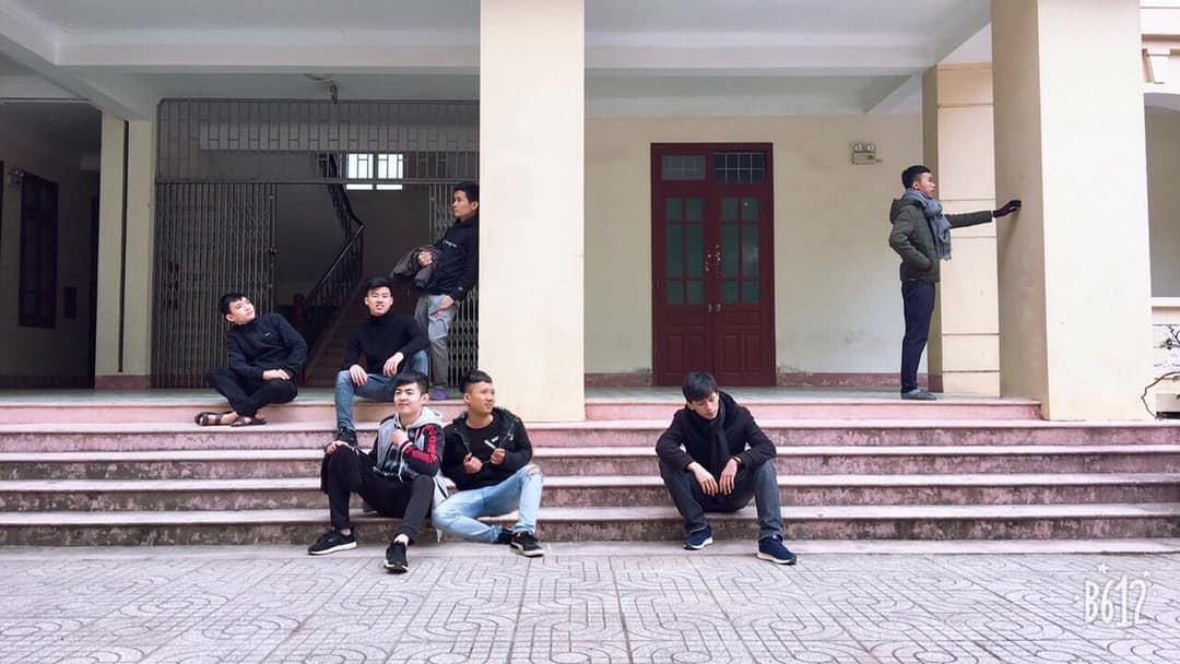 Lèo tèo vào người đến tham dự buổi họp lớp.