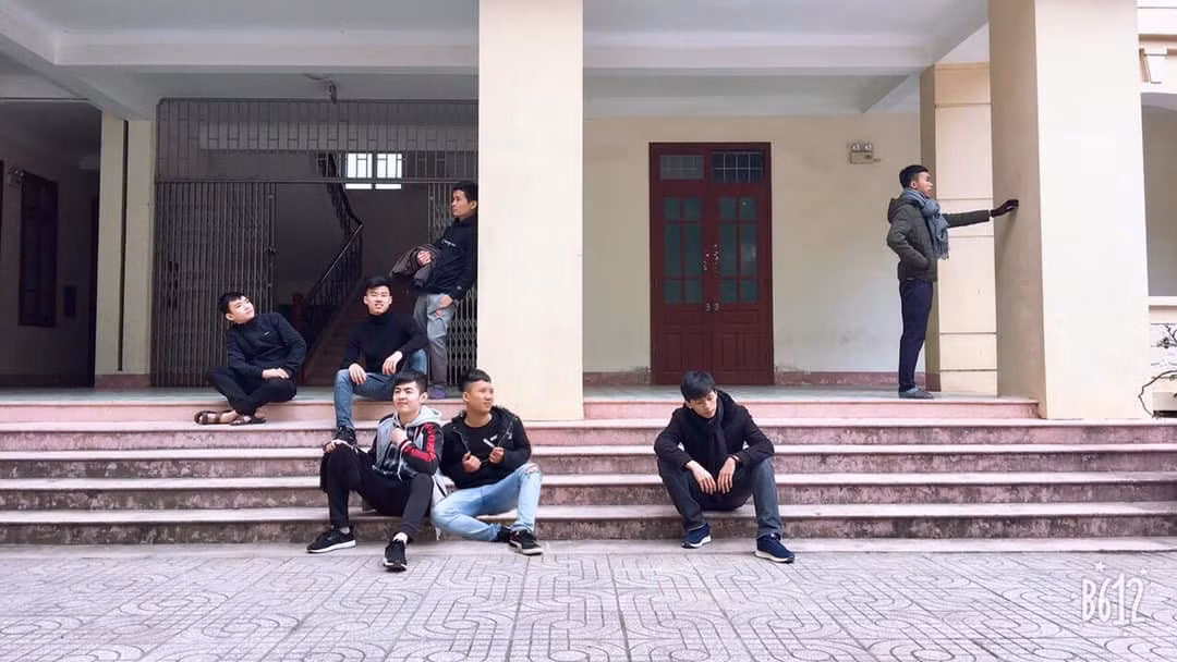 Lèo tèo vào người đến tham dự buổi họp lớp.