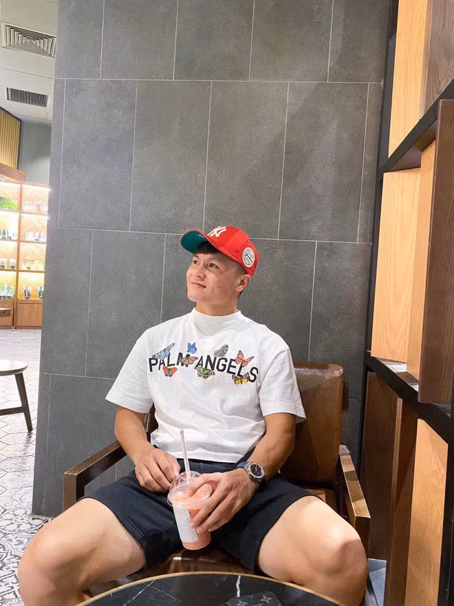 Mới đây, người hâm mộ còn phát hiện Quang Hải và Huỳnh Anh hẹn hò với nhau tại một quán cà phê, thậm chí còn thoải mái check-in chỗ giống hệt và đăng tải trên trang cá nhân cùng thời gian. Đây được coi là động thái công khai tình cảm của cặp đôi.