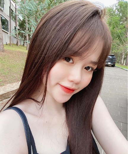 Thời điểm tin đồn mới xuất hiện, Huỳnh Anh thậm chí bị fans Nhật Lê gọi là "cáo già" vì cho rằng cô nàng cố tình "thả thính" nam cầu thủ.