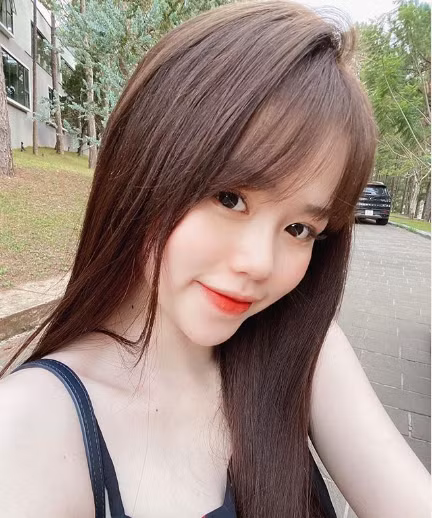 Thời điểm tin đồn mới xuất hiện, Huỳnh Anh thậm chí bị fans Nhật Lê gọi là "cáo già" vì cho rằng cô nàng cố tình "thả thính" nam cầu thủ.