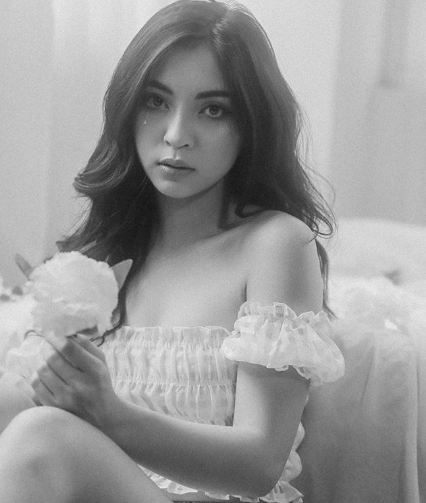 Trước tin đồn hẹn hò của bạn trai cũ, Nhật Lê đăng trạng thái đầy ẩn ý: "Hồng trần như mộng, người tỉnh mộng tan. Nhân sinh như kịch, người tản kịch tàn".