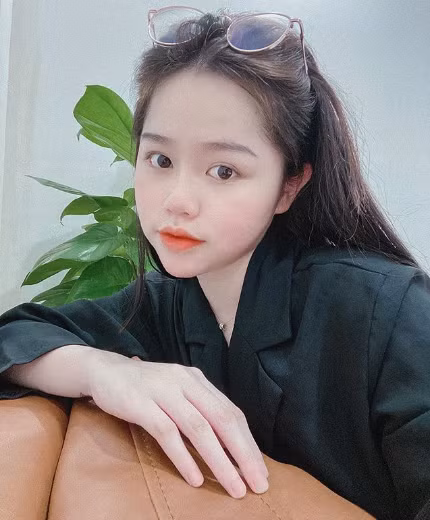 Thời gian gần đây, thông tin Quang Hải đang hẹn hò với Huỳnh Anh (sinh năm 1999, du học sinh Singapore) gây xôn xao mạng xã hội. Tuy nhiên, tất cả vẫn chỉ dừng lại ở mức tin đồn khi mà nam cầu thủ liên tục cặp kè hot girl trước đây.