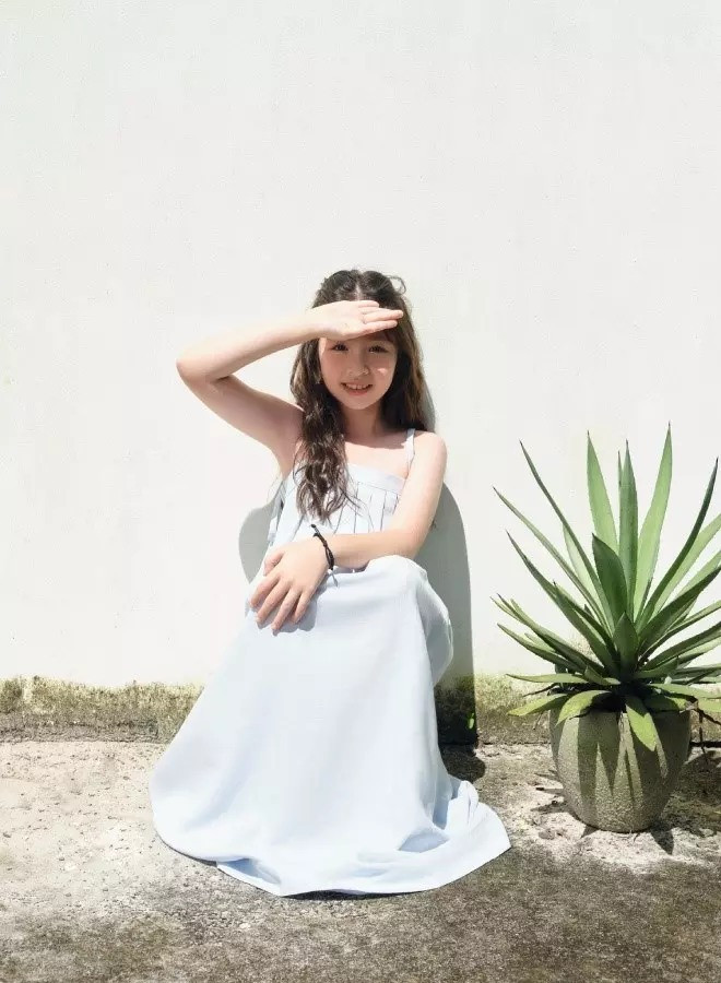 Nhóc tì sở hữu cặp chân dài thẳng tắp, vóc dáng như thiếu nữ. Elly Trần tiết lộ hiện tại con gái đã cao gần bằng mẹ, trong khi đó cựu hot girl cao khoảng 1,7m.