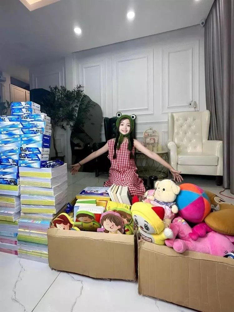 Với vẻ ngoài xinh xắn, Cadie Mộc Trà được dự đoán khi trưởng thành sẽ trở thành người nổi tiếng và hứa hẹn là một mỹ nhân của làng giải trí Việt.