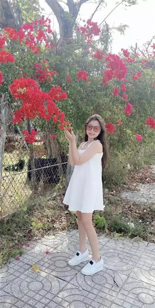 Cadie Mộc Trà càng lớn càng trổ đường nét xinh đẹp, thanh tú. Cô bé có đôi mắt to tròn long lanh, mi dài cong vút và chiếc mũi cao.