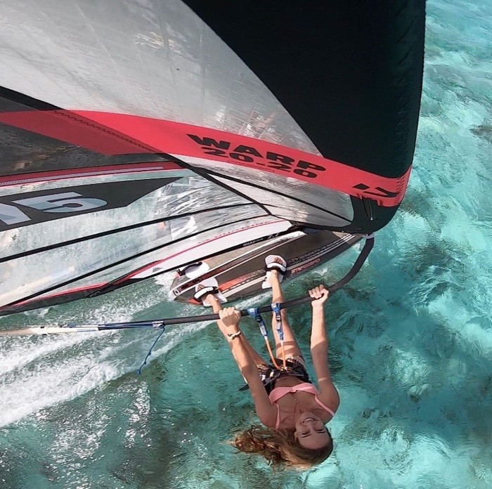 Ở môn lướt ván buồm, Cagla cũng từng nhiều lần có mặt trong top 3 các cuộc thi thể thao mang tầm cỡ thế giới, như giải Vô địch lướt ván buồm châu Âu, World Cup. Dù đã giải nghệ, nữ ngôi sao người Thổ Nhĩ Kỳ vẫn duy trì sở thích của bản thân bằng việc mở ngôi trường dạy lướt ván buồm mang tên cô.