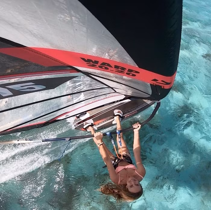 Ở môn lướt ván buồm, Cagla cũng từng nhiều lần có mặt trong top 3 các cuộc thi thể thao mang tầm cỡ thế giới, như giải Vô địch lướt ván buồm châu Âu, World Cup. Dù đã giải nghệ, nữ ngôi sao người Thổ Nhĩ Kỳ vẫn duy trì sở thích của bản thân bằng việc mở ngôi trường dạy lướt ván buồm mang tên cô.