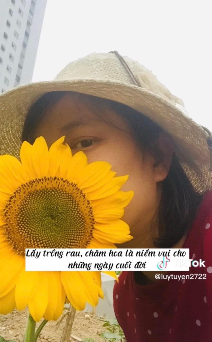 Dù bị viện trả về, Tuyền vẫn uống thuốc duy trì. Chị lấy trồng rau, chăm hoa là niềm vui cho những ngày cuối đời.