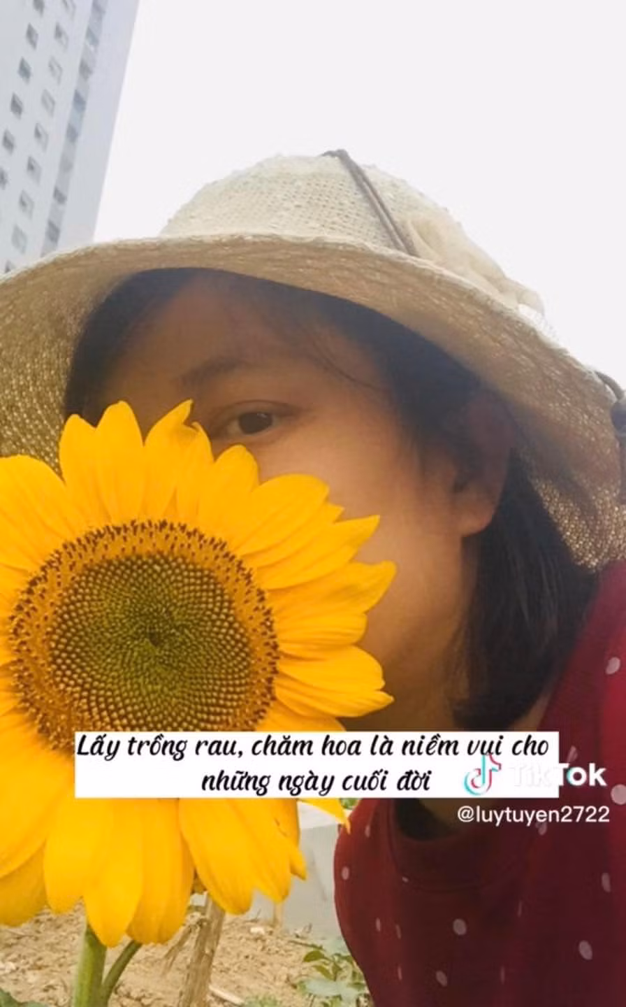 Dù bị viện trả về, Tuyền vẫn uống thuốc duy trì. Chị lấy trồng rau, chăm hoa là niềm vui cho những ngày cuối đời.