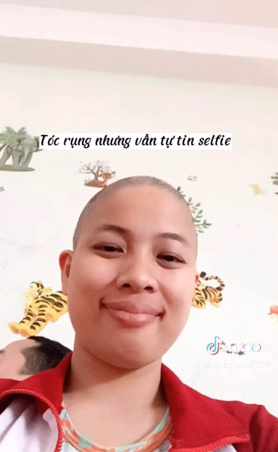 Phải cạo trọc đi mái tóc dài, tuy nhiên tinh thần chị vẫn lạc quan.