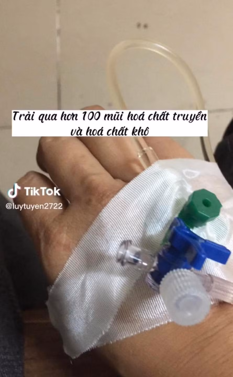 Trên bàn tay cô bắt đầu cắm những mũi kim tiêm chi chít.